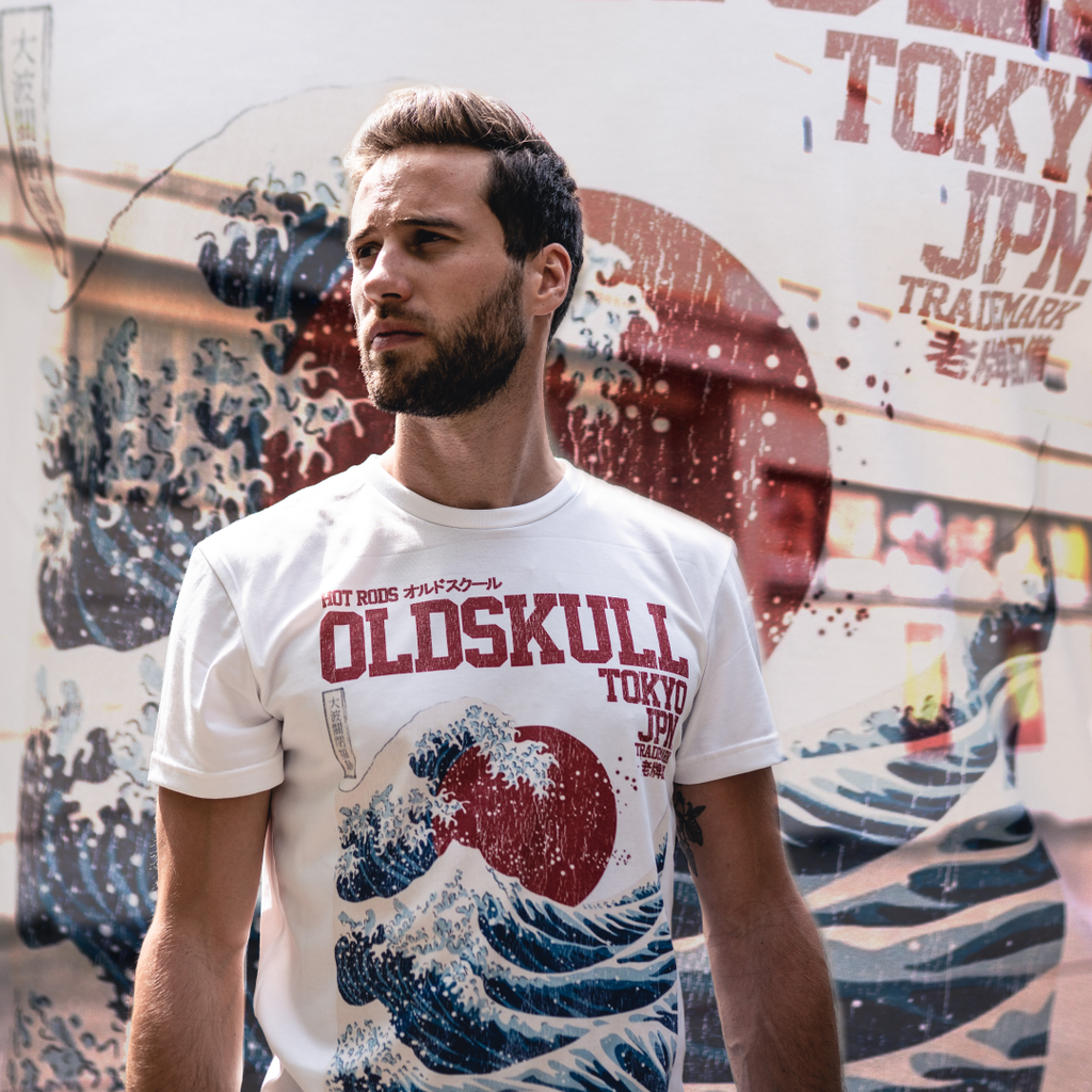 Model trägt Oldskull T-Shirt "Big Wave" in Farbe weiss